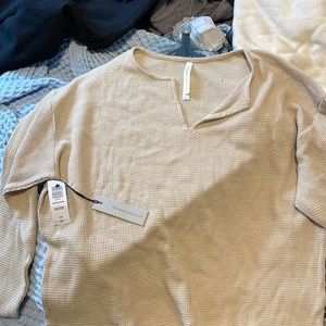 Elevation olive beige the group Babaton shirt